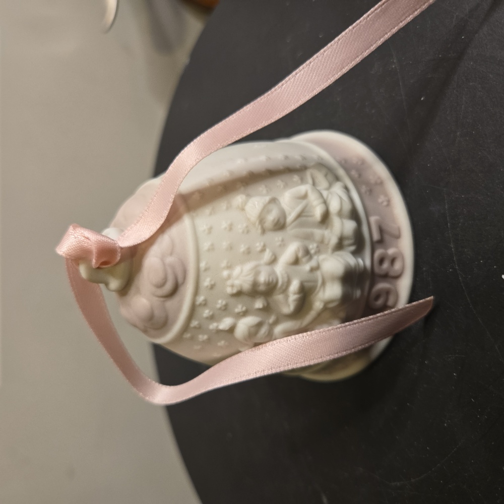 Elegant Lladro 1987 Christmas Ceramic Bell with Ribbon Accent - Picture 3 of 7